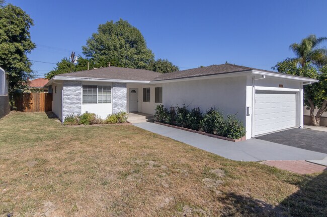 21707 Costanso St in Woodland Hills, CA - Building Photo - Building Photo