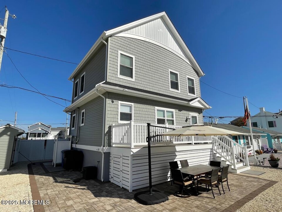 112 Albacore Dr in Seaside Park, NJ - Building Photo