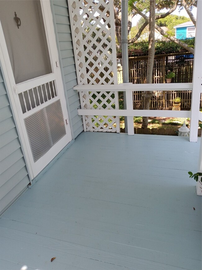 2725 1/2 Bernardo De Galvez Ave