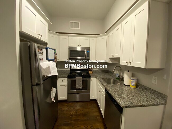 10 Merrymount Ave, Unit 106 in Quincy, MA - Foto de edificio - Building Photo