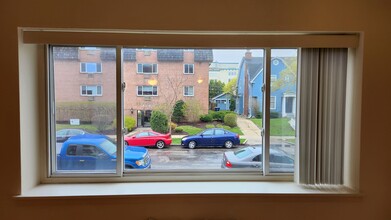 2222 E Belleview Pl, Unit 101 in Milwaukee, WI - Building Photo - Building Photo