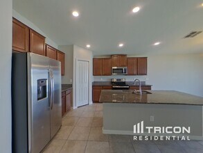 1615 Broad Winged Hawk Dr in Ruskin, FL - Building Photo - Building Photo