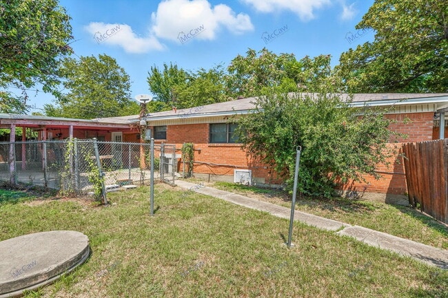 10705 Coogan Dr in Dallas, TX - Building Photo - Building Photo