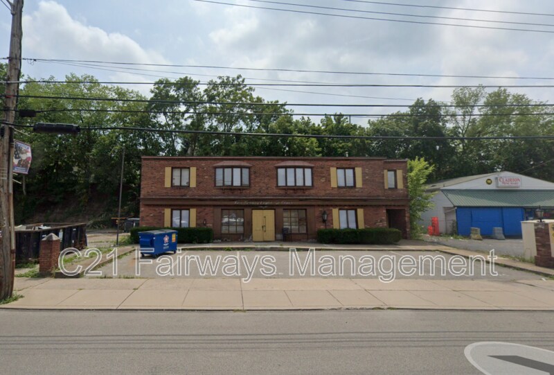 528 St Clair Ave in Clairton, PA - Building Photo