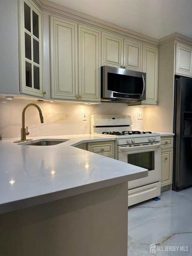 405 N Oaks Blvd in North Brunswick, NJ - Foto de edificio - Building Photo