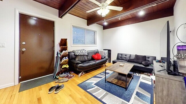 property at 719 W Buckingham Pl