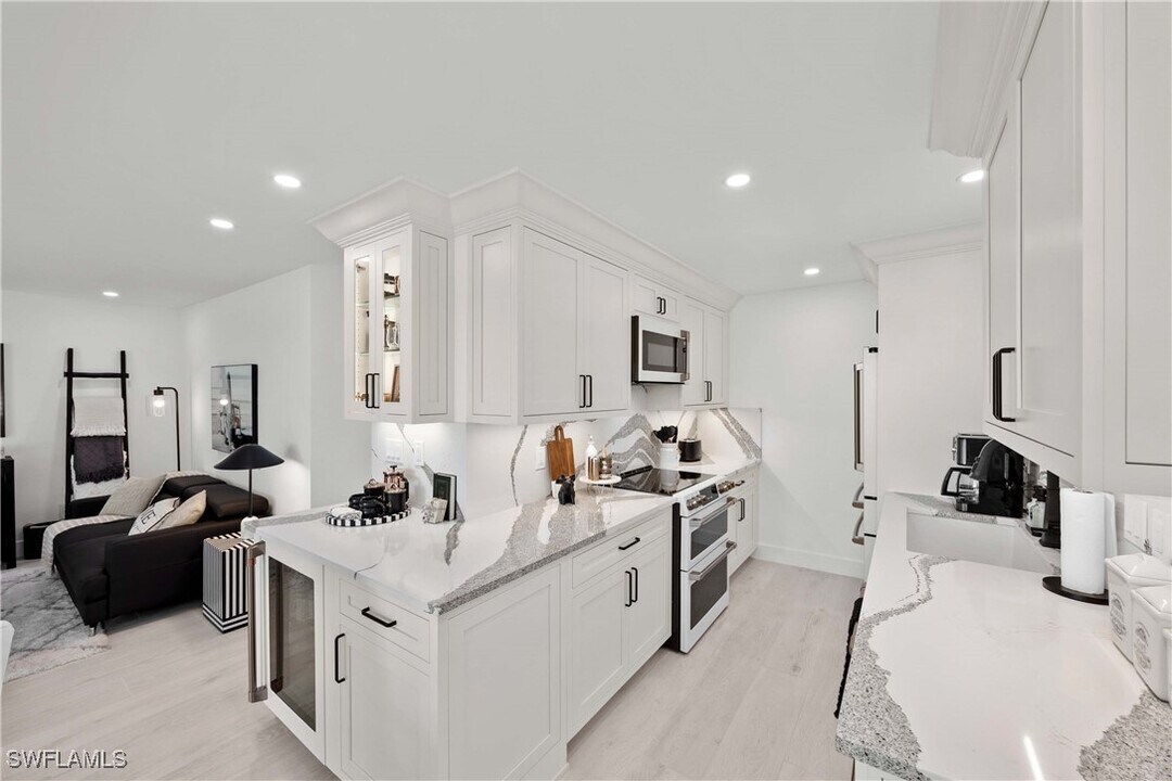 2100 Gulf Shore Blvd N in Naples, FL - Building Photo