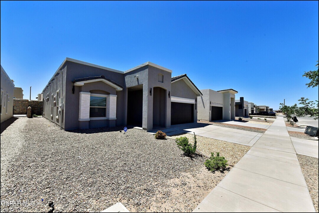 13868 Paseo Perlas Dr in Horizon City, TX - Building Photo