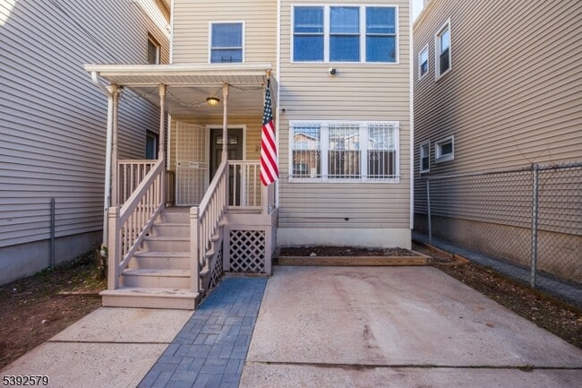 284 S 6th St in Newark, NJ - Building Photo - Building Photo
