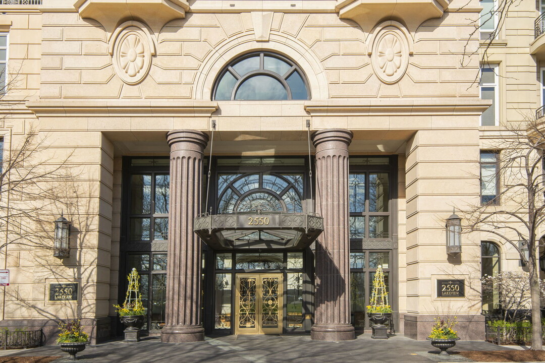 2550 N Lakeview Ave in Chicago, IL - Building Photo