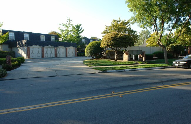 994 Ponderosa Ave in Sunnyvale, CA - Foto de edificio - Building Photo