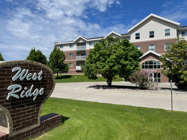 West Ridge Apartments in Grand Forks, ND - Foto de edificio