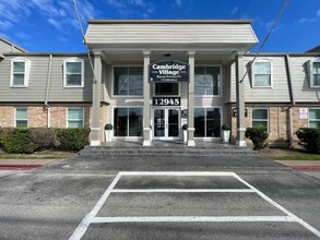 Cambridge Village Apartments in Houston, TX - Foto de edificio - Building Photo