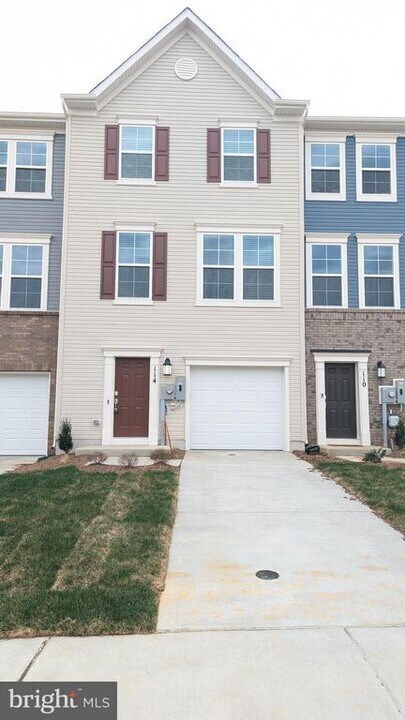 114 Telluride Wy in Charles Town, WV - Building Photo