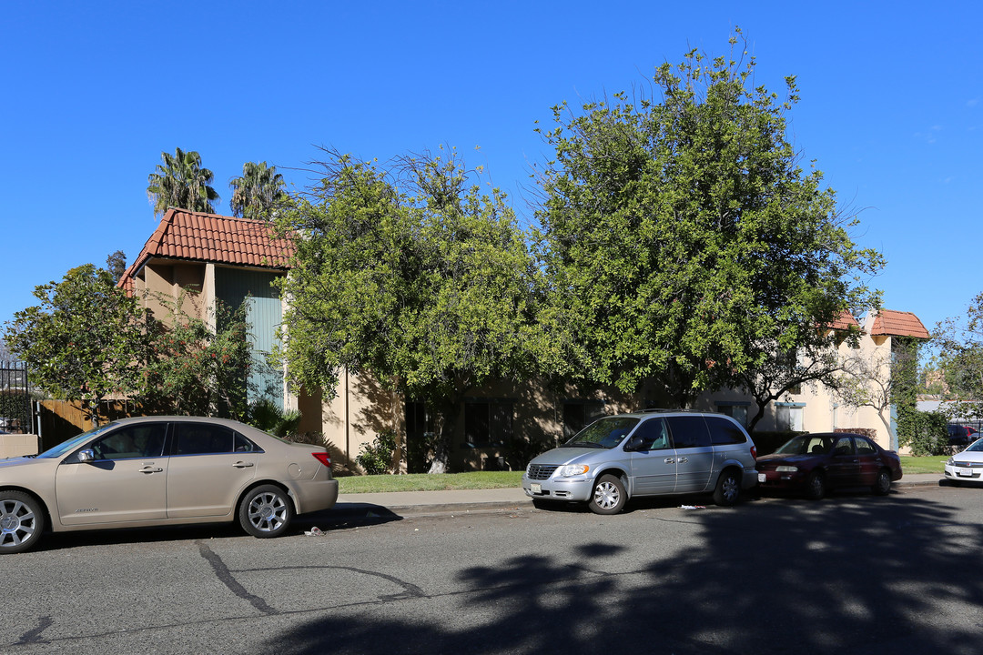 Casa De Valle in El Cajon, CA - Foto de edificio