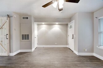 903 W Village Ln in Austin, TX - Foto de edificio - Building Photo