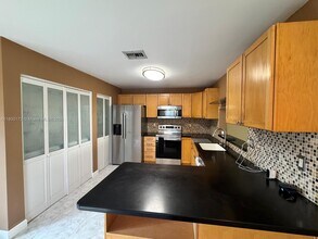 10876 NW 8th St in Pembroke Pines, FL - Building Photo - Building Photo