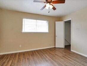 427 Hollyvale Dr in Houston, TX - Building Photo - Building Photo