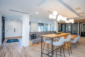 Oaks Pentagon Village in Edina, MN - Building Photo - Lobby