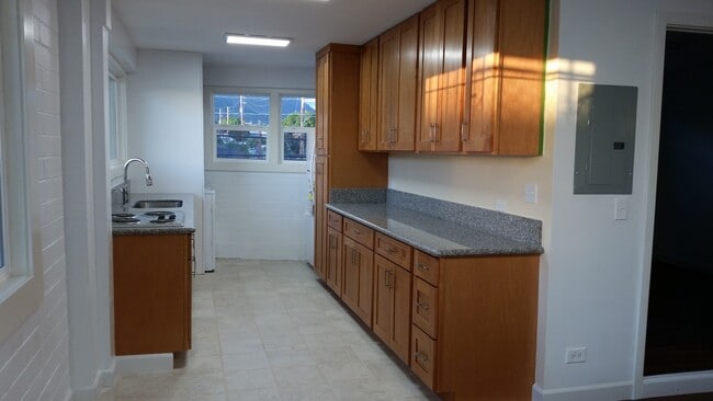 2215 N School St in Honolulu, HI - Building Photo - Building Photo