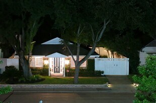 6208 Kirby Dr in West University Place, TX - Building Photo