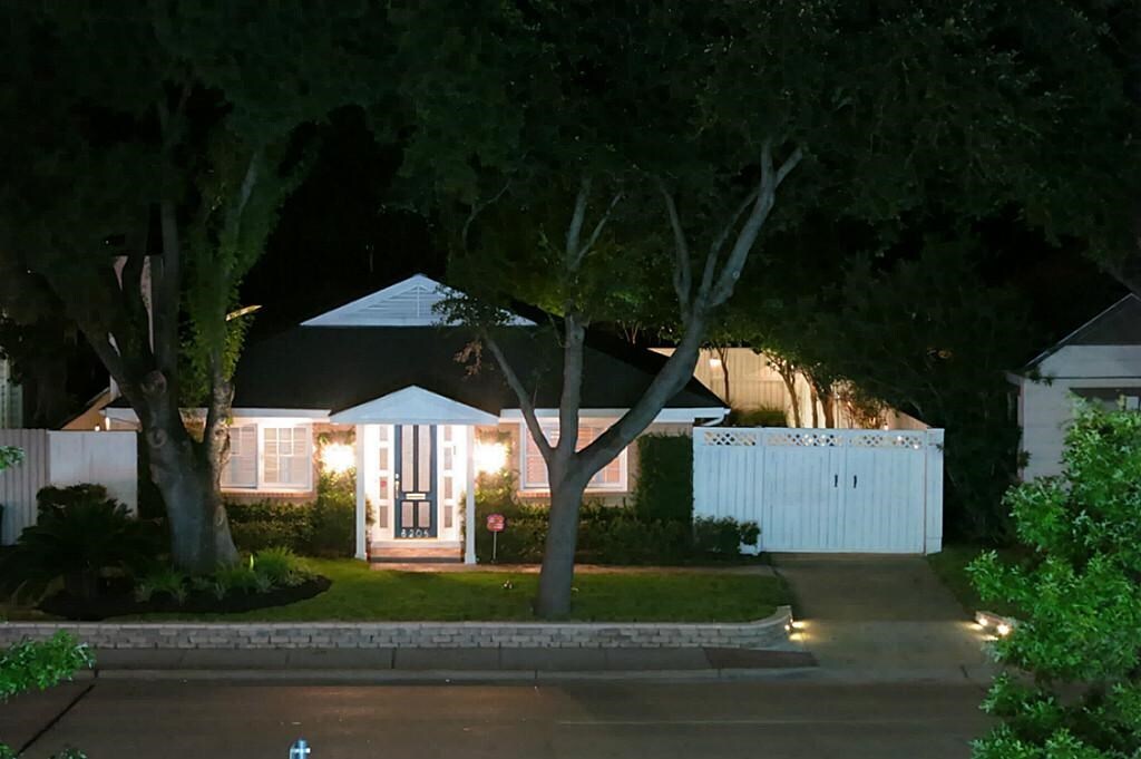 6208 Kirby Dr in West University Place, TX - Building Photo