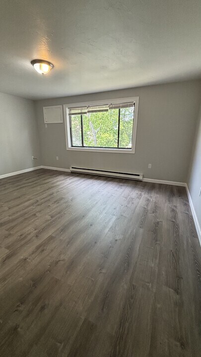 433 Sunderland Rd in Worcester, MA - Building Photo