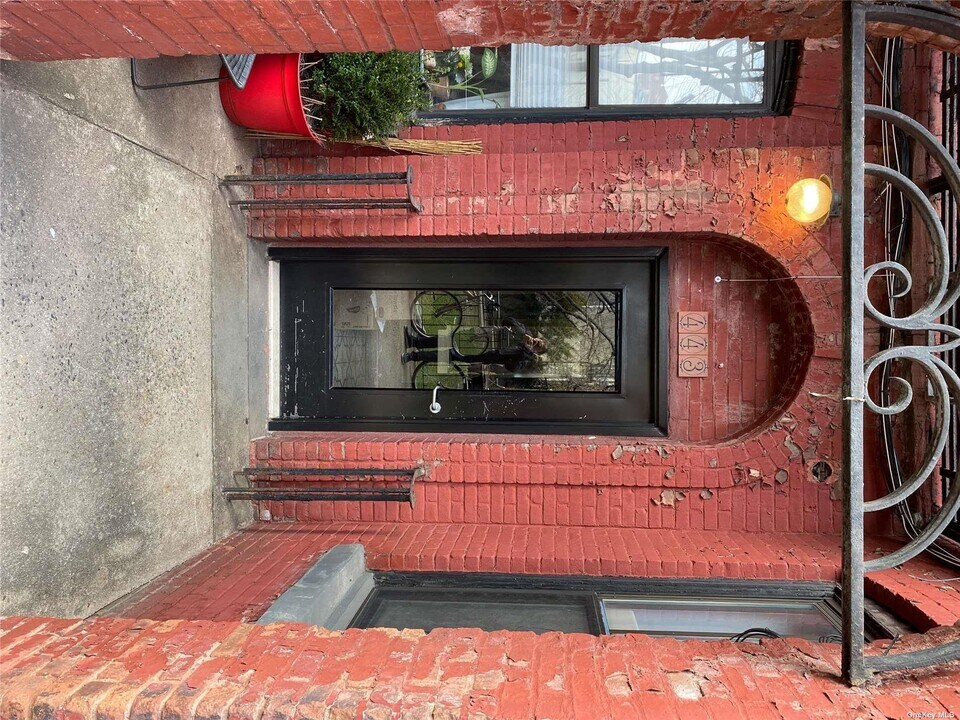 35-01 28th St-Unit -2 in Queens, NY - Building Photo