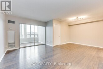 135-135 Hillcrest Ave in Mississauga, ON - Building Photo - Building Photo