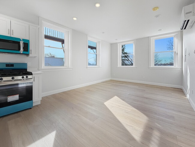 220 Winthrop St, Unit 201 in Winthrop, MA - Foto de edificio - Building Photo