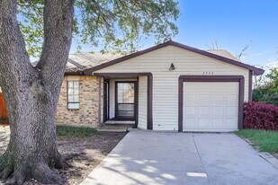 2420 Cripple Creek Dr in Arlington, TX - Building Photo