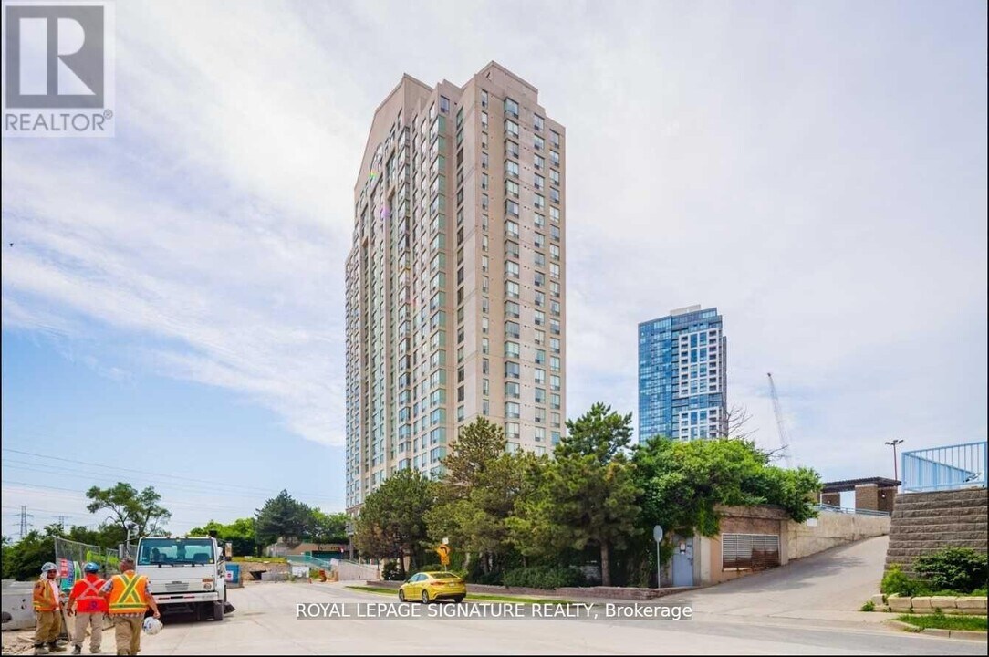 101 Subway Crescent in Toronto, ON - Building Photo