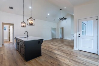 405 N Chestnut St-Unit -B in Tomball, TX - Building Photo - Building Photo