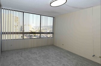 2499 Kapiolani Blvd, Unit 1404 in Honolulu, HI - Building Photo - Building Photo