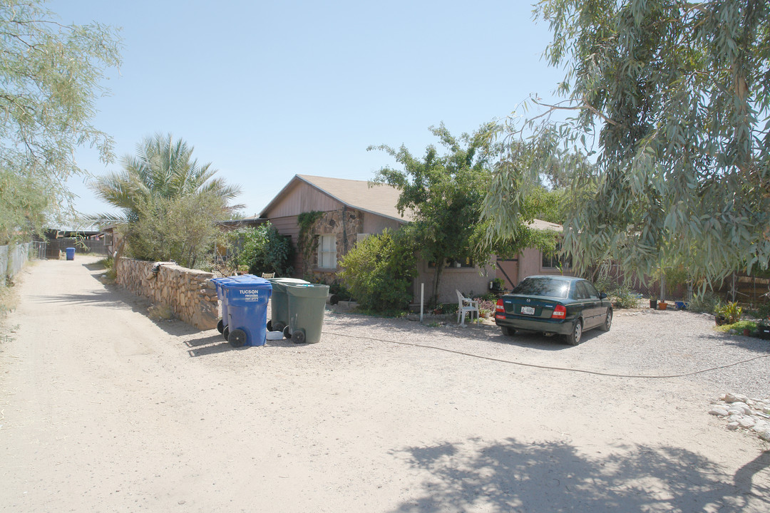 221 W Roger Rd in Tucson, AZ - Foto de edificio