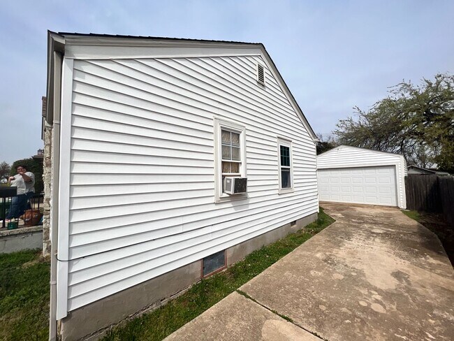 831 Poplar Ave in Yukon, OK - Building Photo - Building Photo