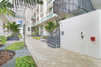 6000 Collins Ave in Miami Beach, FL - Building Photo - Building Photo