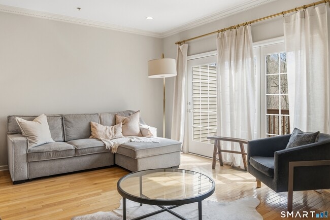 570 Danbury Rd in Ridgefield, CT - Building Photo - Building Photo