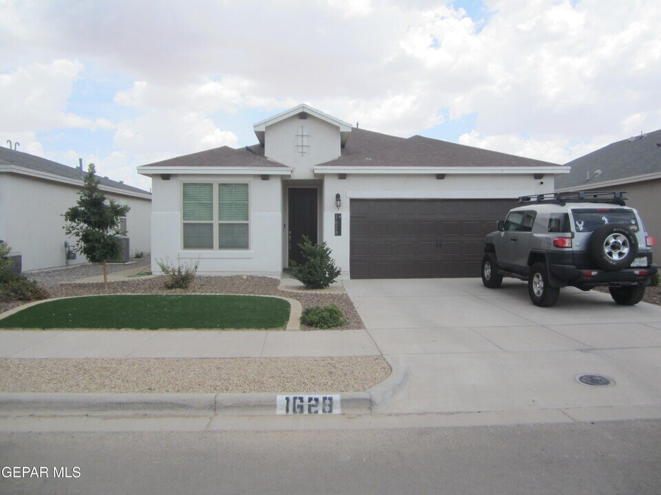 1628 Sam Dominguez in El Paso, TX - Building Photo