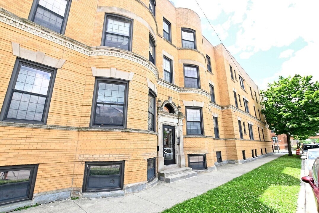 349 E 48th St in Chicago, IL - Building Photo