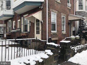 1636 Wakeling St-Unit -B in Philadelphia, PA - Foto de edificio - Building Photo