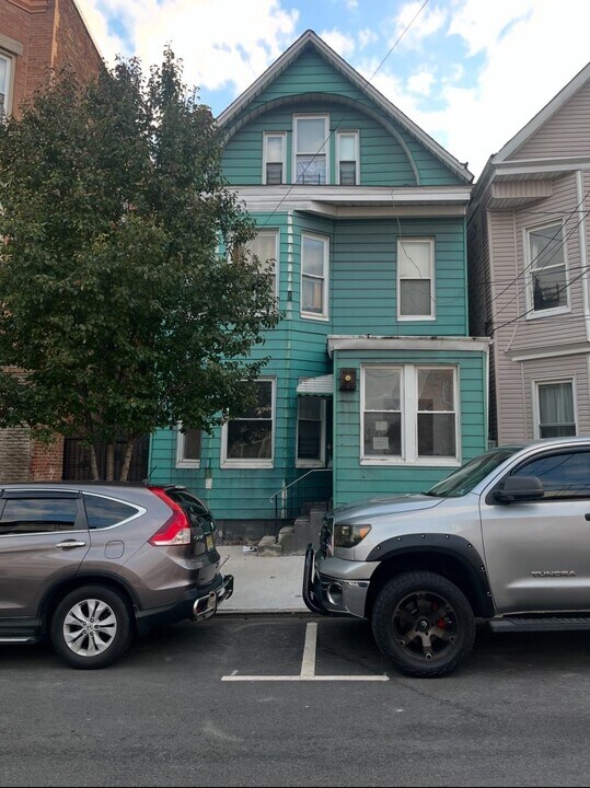 907 18th St in Union City, NJ - Building Photo