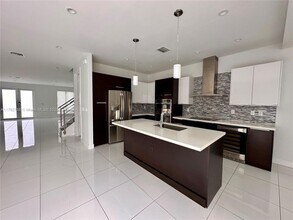 6420 NW 104th Path in Medley, FL - Building Photo - Building Photo