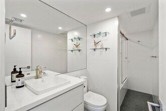 5757 Collins Ave in Miami Beach, FL - Foto de edificio - Building Photo