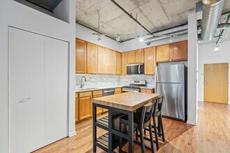 933 W Van Buren St in Chicago, IL - Building Photo - Building Photo