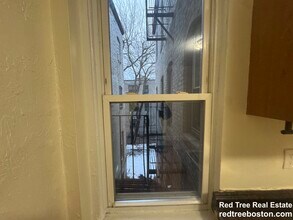 51 S Huntington Ave, Unit 203 in Boston, MA - Foto de edificio - Building Photo