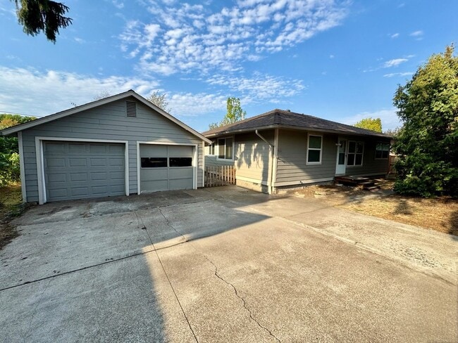 915 NW Sycamore Ave