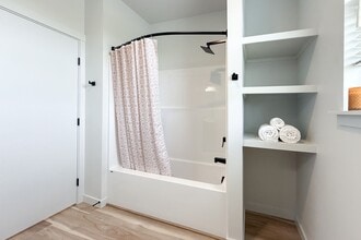 Grandridge Meadows Lofts in Grandview, WA - Foto de edificio - Interior Photo