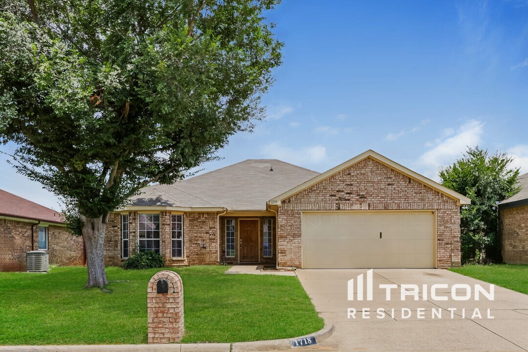 1718 Martinique Dr in Mansfield, TX - Building Photo
