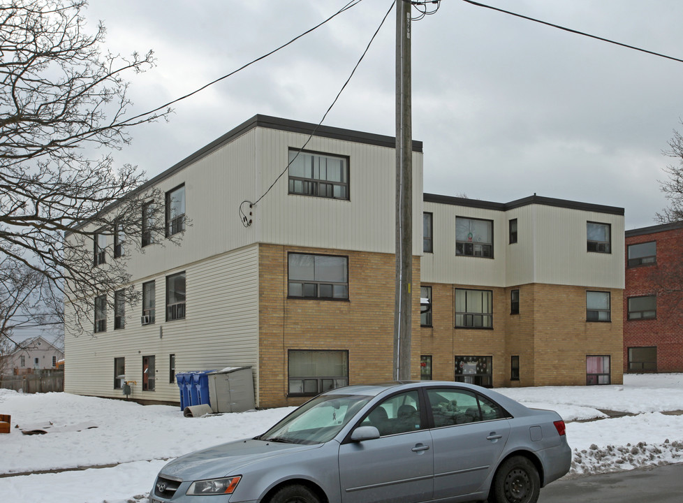 325 Saguenay Ave in Oshawa, ON - Building Photo